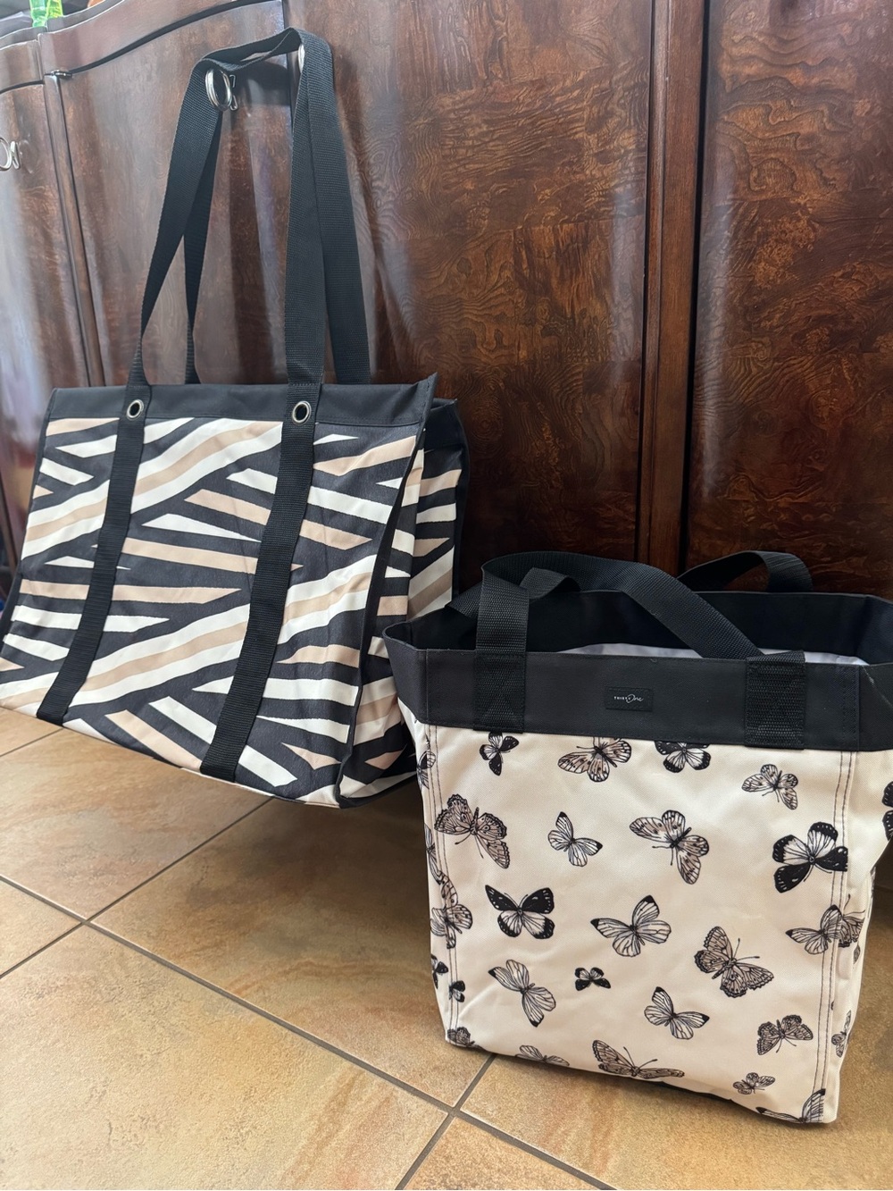 thirty-one wearable utility tote and essential storage tote (display only)